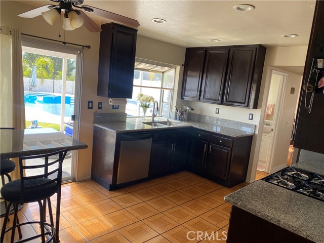 Detail Gallery Image 16 of 58 For 10691 Hill Grass Dr, Moreno Valley,  CA 92557 - 3 Beds | 2/1 Baths