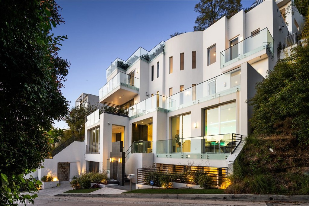 9459 Beverly Crest — architectural residence