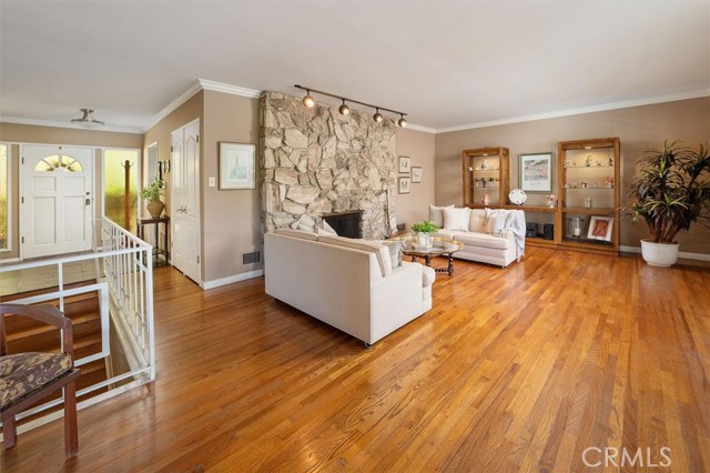 Detail Gallery Image 6 of 39 For 3342 Dunsmere, Glendale,  CA 91206 - 3 Beds | 2 Baths