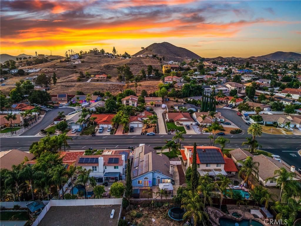 https://media.crmls.org/medias/fc771b5b-cd27-4b1b-8bff-8d4501fc4d5c.jpg?preset=X-Large
