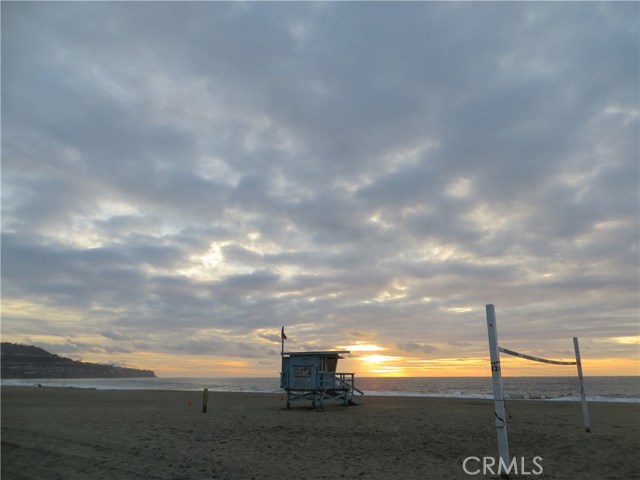 Great sunsets - stroll down to the beach!