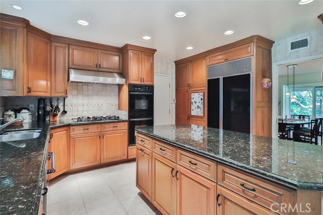 9845 Encino Avenue, Northridge CA: https://media.crmls.org/medias/fc7a49ec-b28a-4542-8702-434030d4336a.jpg