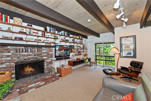 27280 Peninsula Drive, Lake Arrowhead CA: https://media.crmls.org/medias/fc7ba3a6-af67-42ff-a9a9-c952a2a26686.jpg