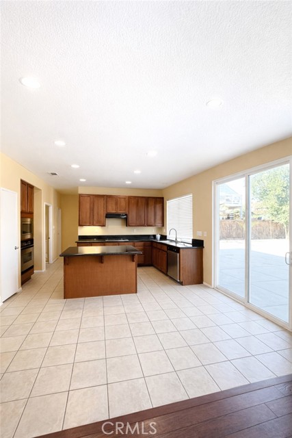 Detail Gallery Image 4 of 19 For 15082 Zircon, Victorville,  CA 92394 - 5 Beds | 3/1 Baths