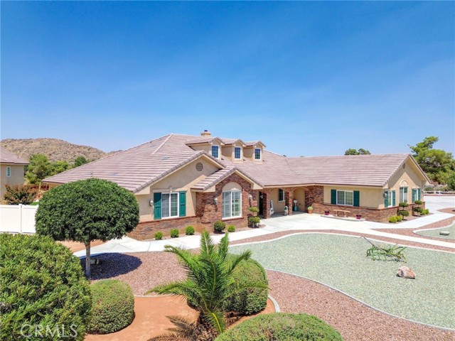 Detail Gallery Image 6 of 73 For 14260 Chinook Rd, Apple Valley,  CA 92307 - 5 Beds | 5/3 Baths