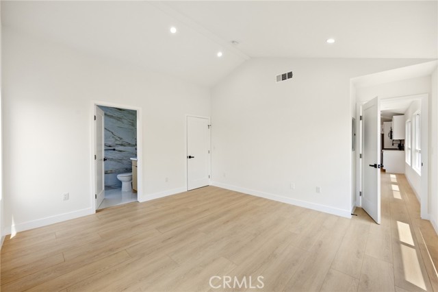 914 N Catalina Street, Burbank CA: https://media.crmls.org/medias/fc7f2d97-bd74-4f5f-bbb8-ff34a123f0de.jpg