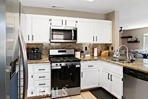 Detail Gallery Image 6 of 13 For 13775 Valera Way, Victorville,  CA 92392 - 4 Beds | 3 Baths