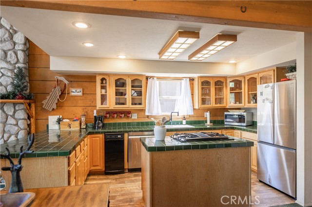 42816 Monterey Street, Big Bear Lake CA: https://media.crmls.org/medias/fc7f48e5-ef5e-4aca-a3e7-c41996501014.jpg