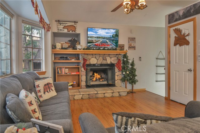 Detail Gallery Image 3 of 22 For 735 E Victoria Ct, Lake Arrowhead,  CA 92352 - 2 Beds | 1/1 Baths