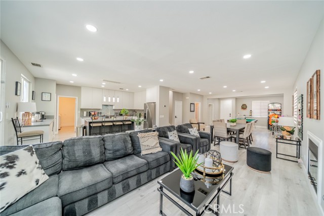 Detail Gallery Image 6 of 46 For 43118 Fiore, Indio,  CA 92203 - 5 Beds | 2/1 Baths