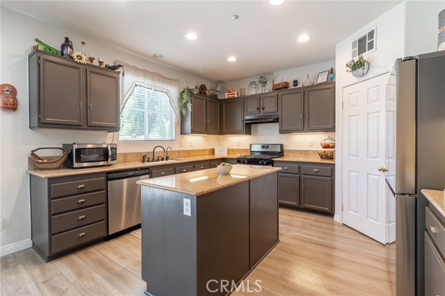 Detail Gallery Image 8 of 44 For 1837 River Bend Dr, Redlands,  CA 92374 - 4 Beds | 3 Baths