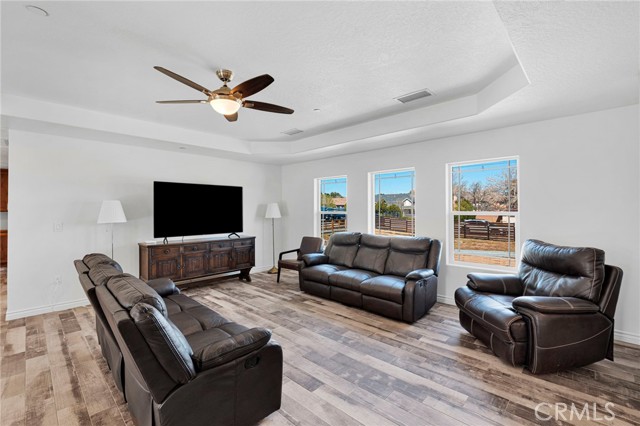 Detail Gallery Image 6 of 43 For 18125 Catalpa, Hesperia,  CA 92345 - 4 Beds | 2 Baths