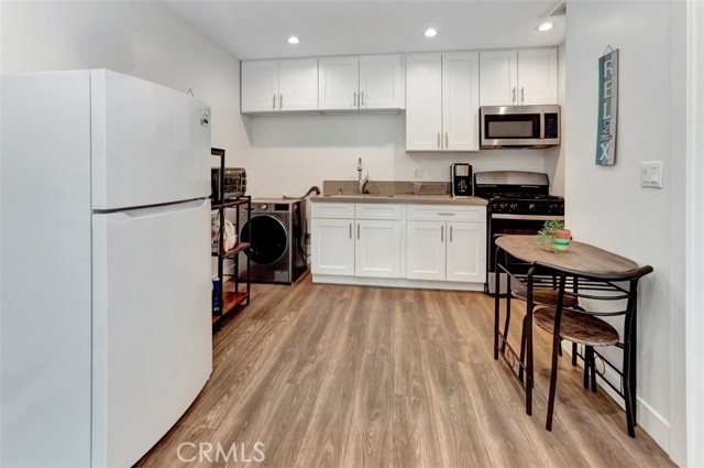 24017 Sylvan Street, Woodland Hills CA: https://media.crmls.org/medias/fc8d047b-2f5c-45de-ab7d-672475379784.jpg