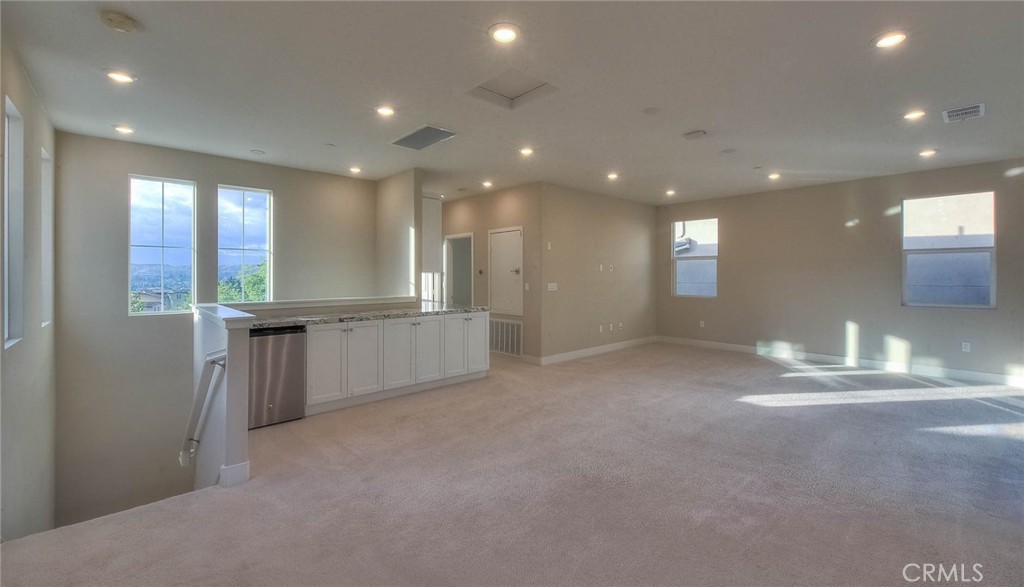 https://media.crmls.org/medias/fc8d8a43-1bde-4435-a77e-ba270ef13427.jpg?preset=X-Large