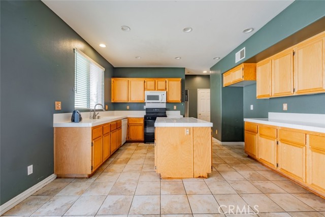 Detail Gallery Image 12 of 36 For 6349 Catania Ct, Palmdale,  CA 93552 - 6 Beds | 2/1 Baths