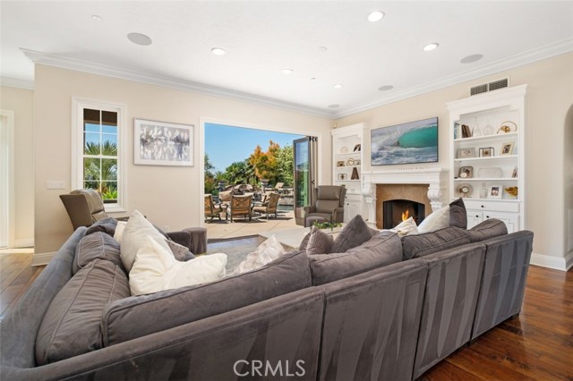 18 Calle Pacifica, San Clemente CA: https://media.crmls.org/medias/fc90a386-19cb-47b3-850a-db109094bbec.jpg
