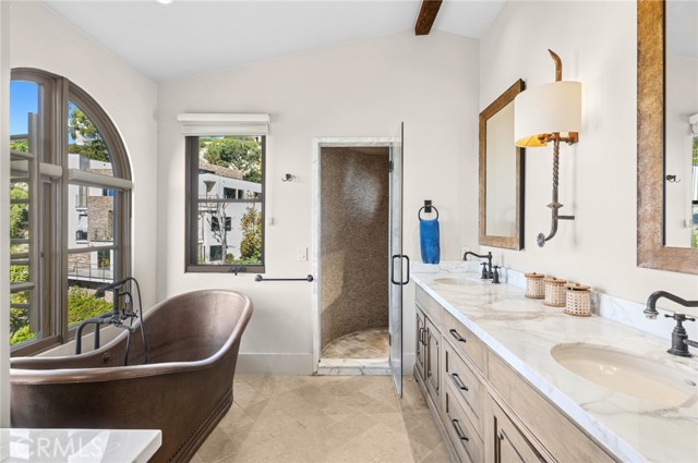 Detail Gallery Image 21 of 31 For 2100 Crestview Dr, Laguna Beach,  CA 92651 - 3 Beds | 2/1 Baths