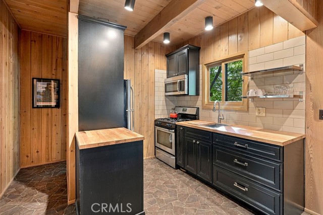 813 Poe Court, Lake Arrowhead, CA 92352