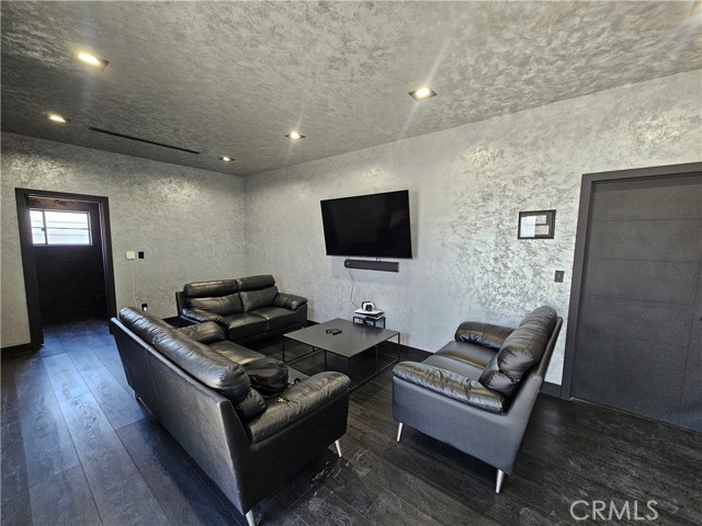 7554 Clybourn Avenue, Sun Valley CA: https://media.crmls.org/medias/fc93eb55-20ef-45ba-bda3-8b445521a8b7.jpg