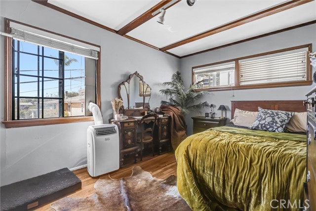 266 Grandview, Laguna Beach CA: https://media.crmls.org/medias/fc946979-27a3-4063-9b9d-6fb3eb8dd610.jpg