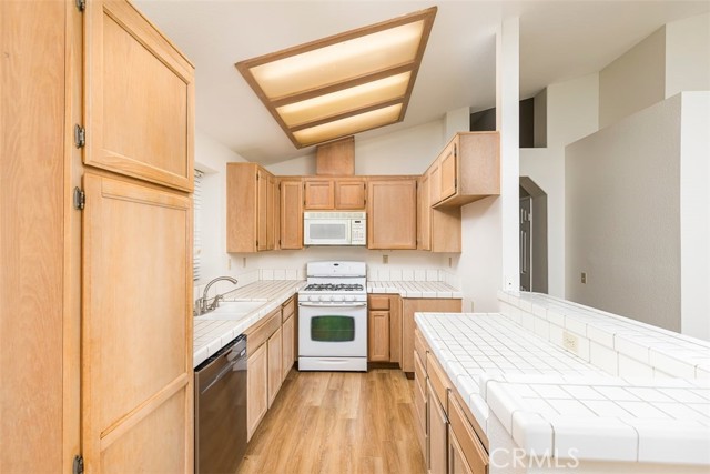 24646 Leafwood Drive, Murrieta CA: https://media.crmls.org/medias/fc97804a-f2d9-4a80-aecd-97be9771db57.jpg