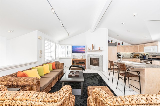 Detail Gallery Image 12 of 28 For 1720 W Oceanfront #B,  Newport Beach,  CA 92663 - 2 Beds | 2/1 Baths