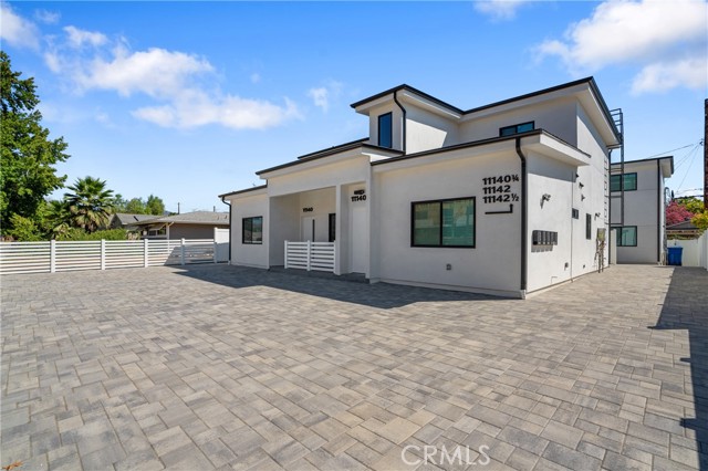 Detail Gallery Image 2 of 20 For 11140 Woodley Ave #1/2,  Granada Hills,  CA 91344 - 3 Beds | 2 Baths