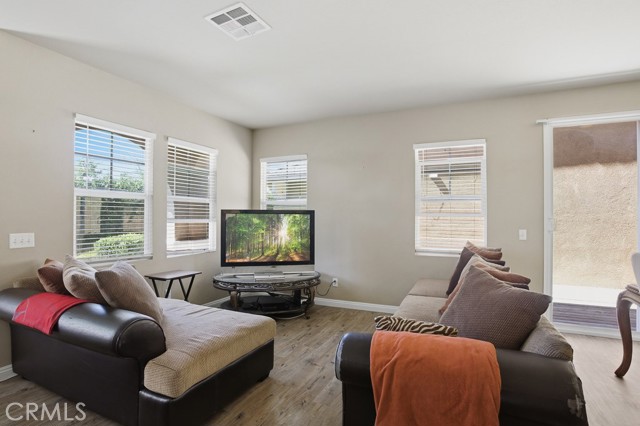 Detail Gallery Image 8 of 24 For 2676 Greenwood Ct, Palmdale,  CA 93550 - 3 Beds | 2/1 Baths