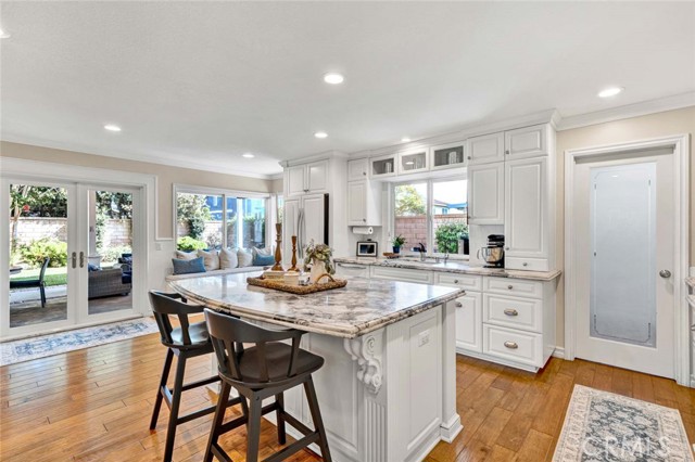 Image 3 of 60 For 20012 Mural Circle