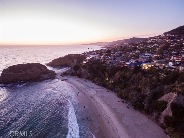 31 N Vista De Catalina, Laguna Beach CA: https://media.crmls.org/medias/fca1da5b-76a8-4d32-b33f-8fb4f72e60de.jpg