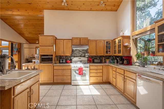 793 Knight Avenue, Big Bear Lake CA: https://media.crmls.org/medias/fca6aaf9-c8f8-4bad-b7f9-56bdd1ae35c5.jpg