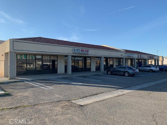 13534 Navajo Road, Apple Valley, California 92308, ,Commercial Lease,For Rent,13534 Navajo Road,CRHD23055259