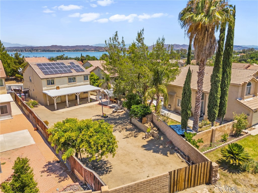 https://media.crmls.org/medias/fca8d3fb-46ea-4c97-a691-fa1f3b6ca490.jpg?preset=X-Large