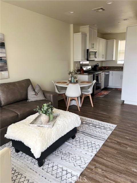 523 Sandpiper Way, Imperial Beach CA: https://media.crmls.org/medias/fcaa10b8-a43a-4b35-9800-92c3348b3724.jpg