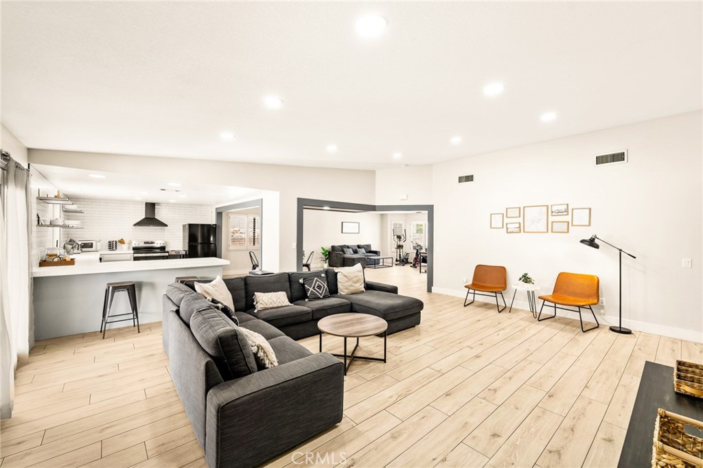 MLS #OC25120439 img 2