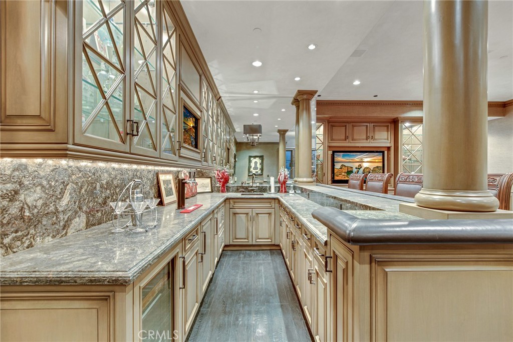 https://media.crmls.org/medias/fcace4bc-0da3-4b4e-8640-ee610cd02303.jpg?preset=X-Large