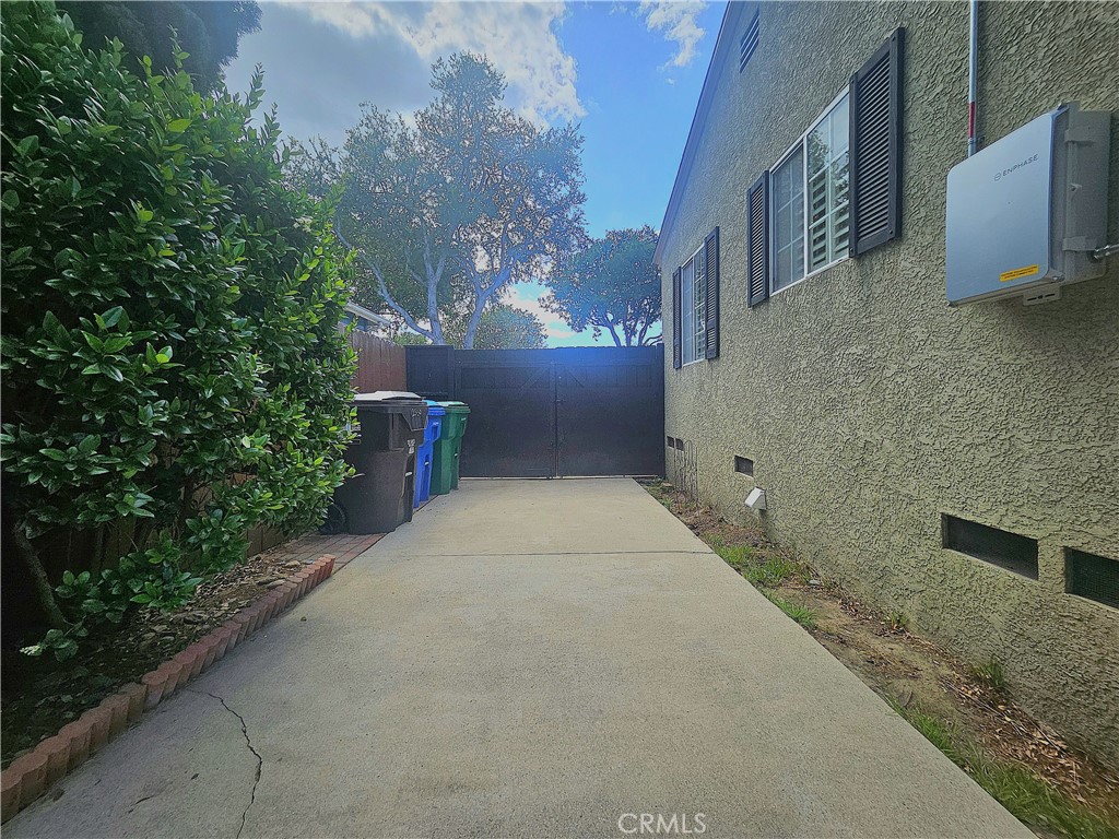 https://media.crmls.org/medias/fcb3ff50-5e74-4b7c-bc5b-96bb6e1e3509.jpg?preset=X-Large