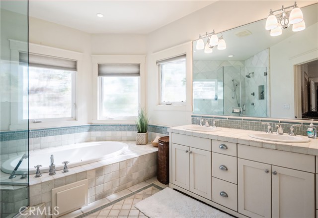 233 5th Street, Manhattan Beach, California 90266, 3 Bedrooms Bedrooms, ,3 BathroomsBathrooms,Residential,Sold,5th,SB22036248