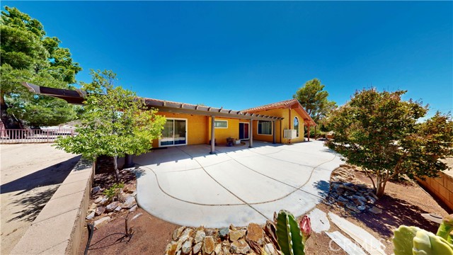 15460 Mandan Road, Apple Valley CA: https://media.crmls.org/medias/fcb48dbc-e47f-4135-b0fc-70219595fa81.jpg