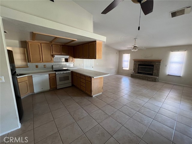 432 Vista Street, Ridgecrest CA: https://media.crmls.org/medias/fcb6478d-8ba1-420a-b974-be93cd11b577.jpg