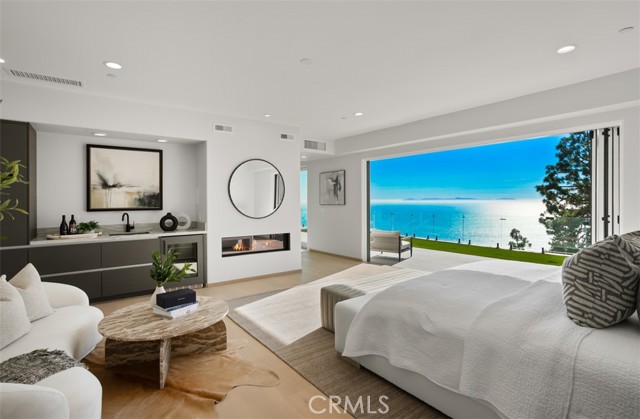 31 N Vista De Catalina, Laguna Beach CA: https://media.crmls.org/medias/fcb822c1-e6da-4bf2-80a0-699f92f621c3.jpg