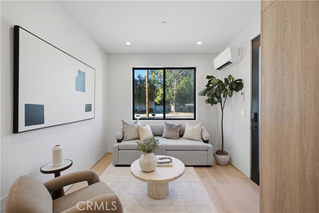 22518 Burbank photo 41