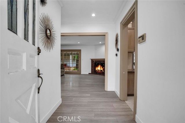 Detail Gallery Image 6 of 39 For 19710 Henshaw St, Woodland Hills,  CA 91364 - 4 Beds | 4 Baths