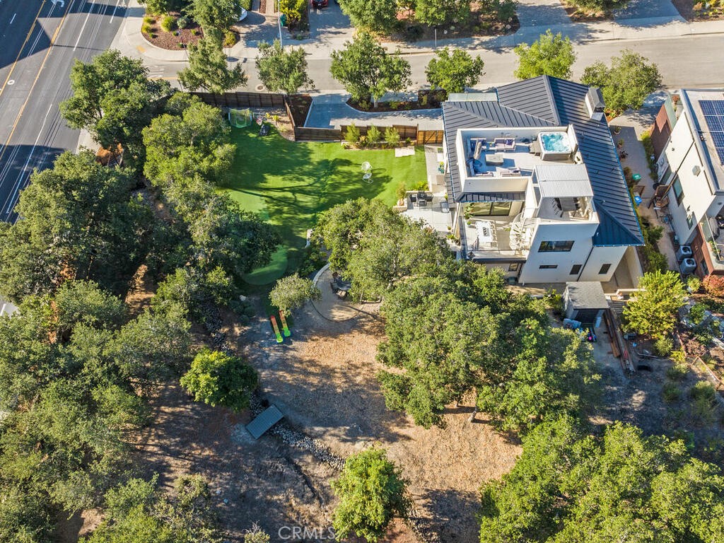 https://media.crmls.org/medias/fcbc89c1-97d2-472f-bf9b-a5a3c2a6a5d5.jpg?preset=X-Large