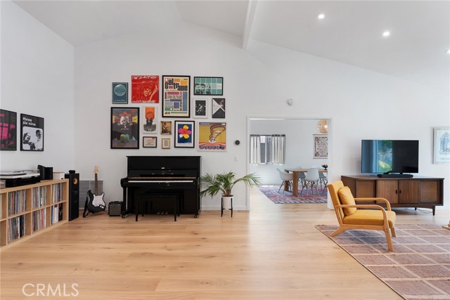 Detail Gallery Image 12 of 42 For 5607 Royer Ave, Woodland Hills,  CA 91367 - 4 Beds | 2 Baths