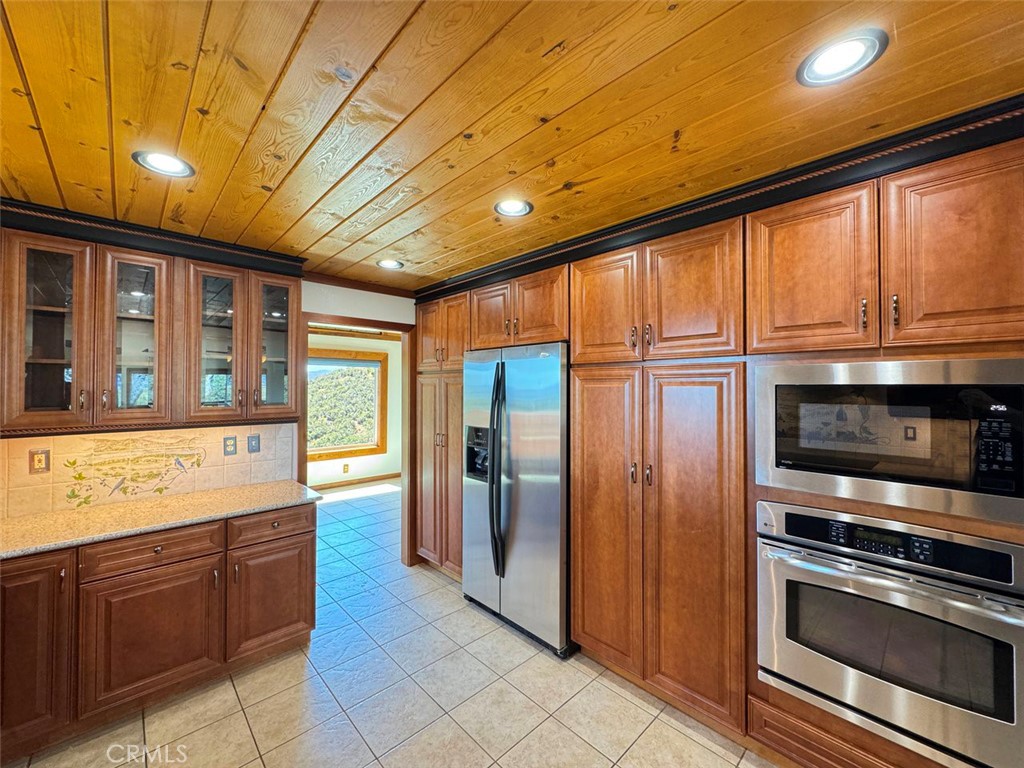 https://media.crmls.org/medias/fcbe31af-d9aa-496d-86a0-d02c3c8705e2.jpg?preset=X-Large