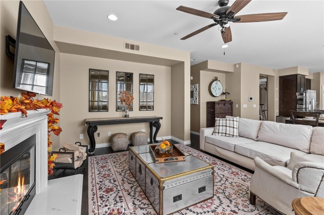 5381 Campania Way, Fontana CA: https://media.crmls.org/medias/fcc1e170-738d-4350-b46a-1cb3a315319b.jpg