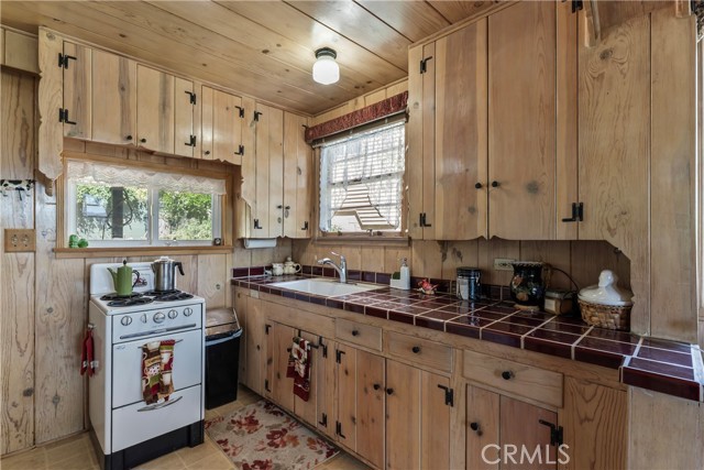 Detail Gallery Image 6 of 31 For 28810 Cedar Dr, Lake Arrowhead,  CA 92352 - 3 Beds | 2 Baths