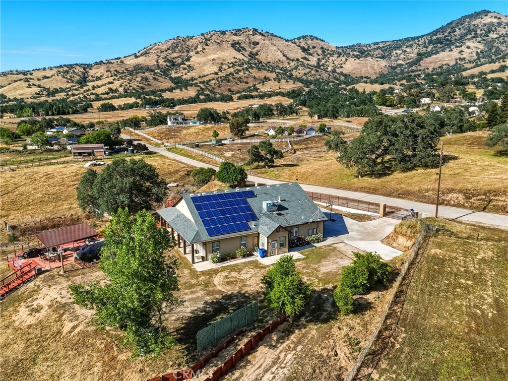 https://media.crmls.org/medias/fcc2ba52-8064-4ac7-b42a-fde925a5229b.jpg?preset=X-Large