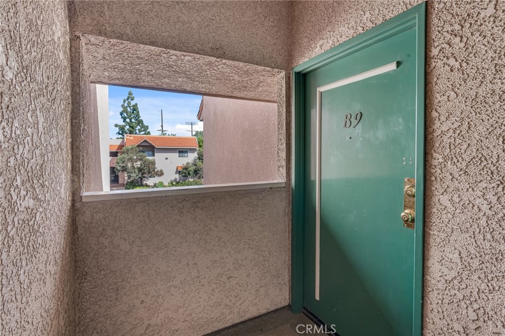 https://media.crmls.org/medias/fccb31c6-5517-4b61-97be-e999b8543aee.jpg?preset=X-Large